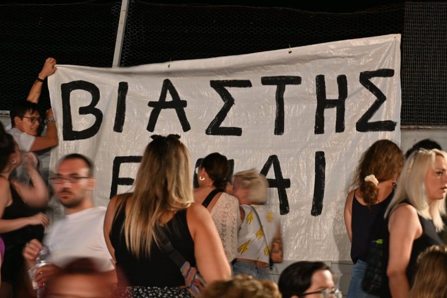 Δημήτρης Λιγνάδης: Σήκωσαν πανό που έγραφε «βιαστής είναι» και στη συναυλία του Σωκράτη Μάλαμα στη Λάρισα