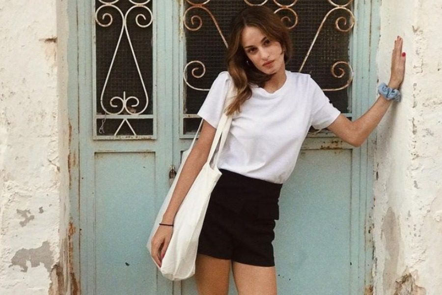 H Μαρία Βοσκοπούλου με μαύρο μπικίνι σε παραλία της Μάνης