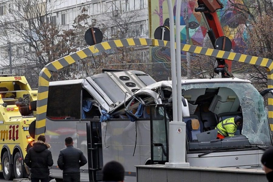 Δυστύχημα στη Ρουμανία: Συγκλονίζουν οι μαρτυρίες ‑ «Τους έβλεπα μέσα στα αίματα»
