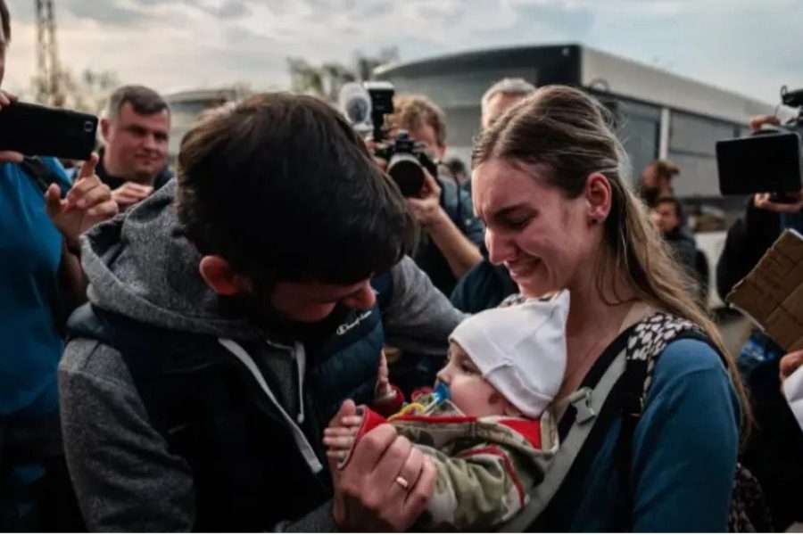 Βρέφος έξι μηνών βγήκε ζωντανό από την κόλαση του Αζοφστάλ έπειτα από δύο μήνες