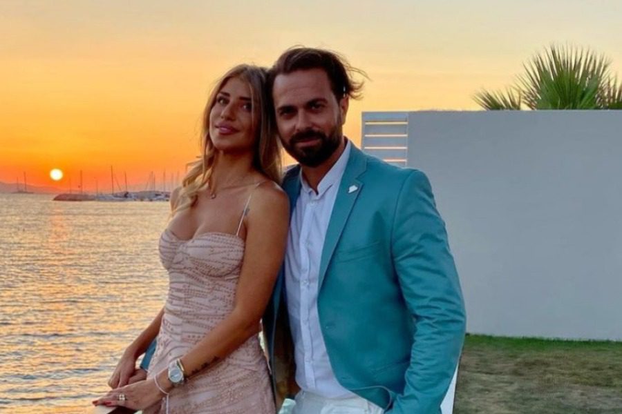 Ο Ηλίας Βρεττός παντρεύεται το καλοκαίρι μετά από τρία χρόνια σχέσης