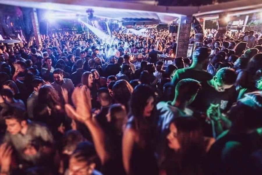 Μετά τον Αλιμο και ο Δήμος Βάρης‑Βούλας‑Βουλιαγμένης κόβει τη μουσική στις 11 το βράδυ στην παραλιακή