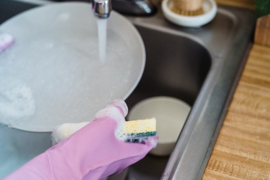 4 συμβουλές που κάνουν εύκολο το πλύσιμο των πιάτων 