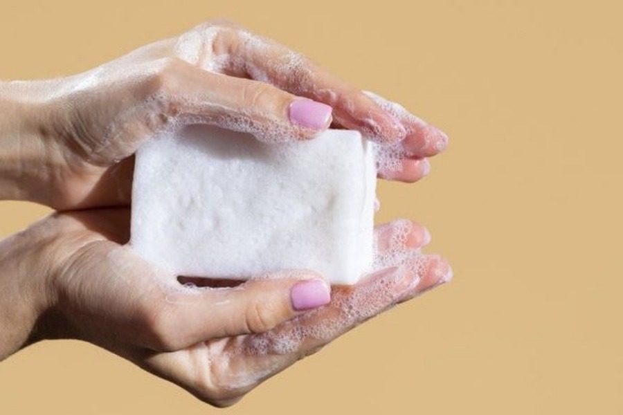 Ήξερες ότι το νερό μπορεί να αποδυναμώσει τα νύχια σου;