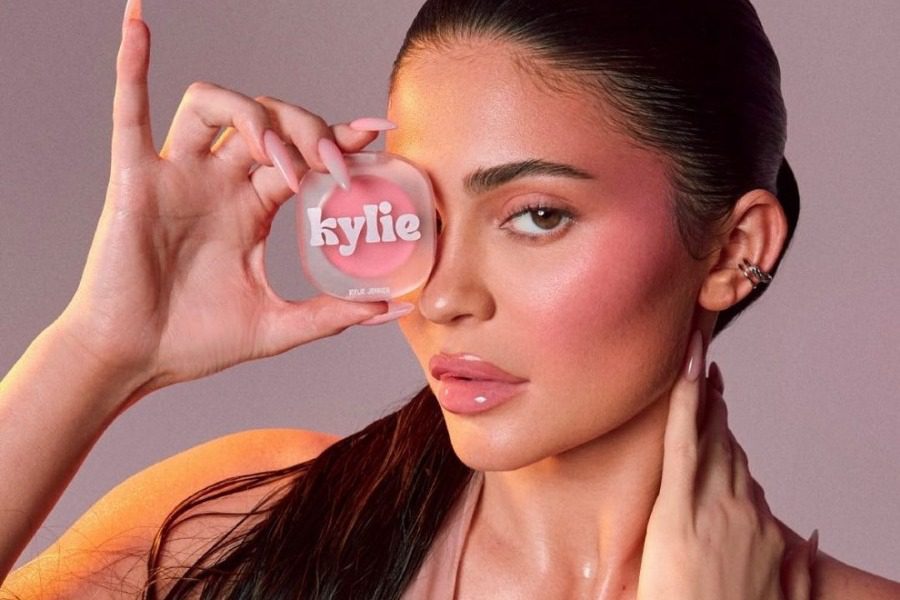 Wet lips: Πώς θα κάνεις κι εσύ το viral beauty trend