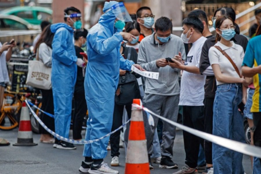 Χάος στην Κίνα: Τα κρούσματα Covid καλπάζουν, τα μέτρα χαλαρώνουν, οι Κινέζοι σε απόγνωση