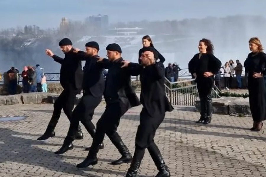 Χορευτές από την Κρήτη «τάραξαν» τους καταρράκτες του Νιαγάρα