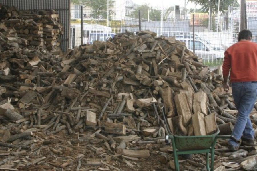 Καυσόξυλα και πέλετ έγιναν είδος πολυτελείας