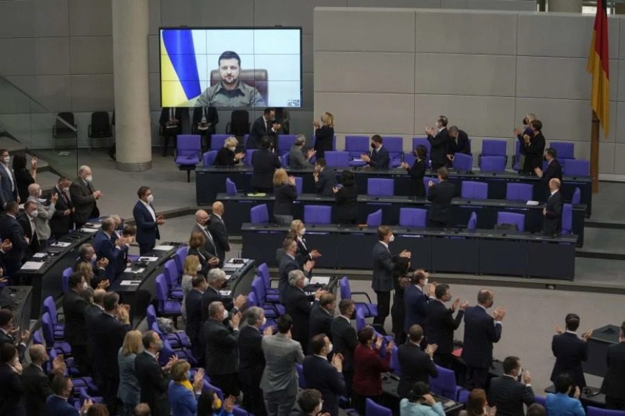 Οι Γερμανοί βουλευτές σηκώθηκαν και άρχισαν να χειροκροτούν τον Ζελένσκι