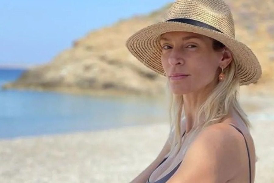 Ζέτα Δούκα: Φωτογραφίζεται τόπλες μπροστά στη θάλασσα