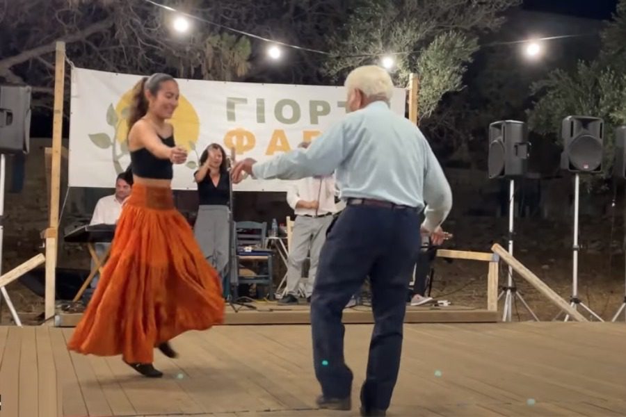 Σχοινούσα: 89χρονος χόρεψε με την εγγονή του σε τοπική γιορτή