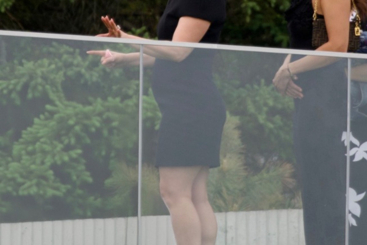 Πασίγνωστη σταρ εμφανίστηκε με φουσκωμένη κοιλιά ‑ Οι φήμες για εγκυμοσύνη «οργιάζουν»