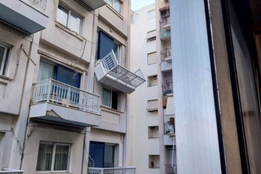 Τρομακτικό σκηνικό στη Συγγρού: Ετοιμόρροπο μπαλκόνι κρέμεται πάνω από τα κεφάλια των περαστικών