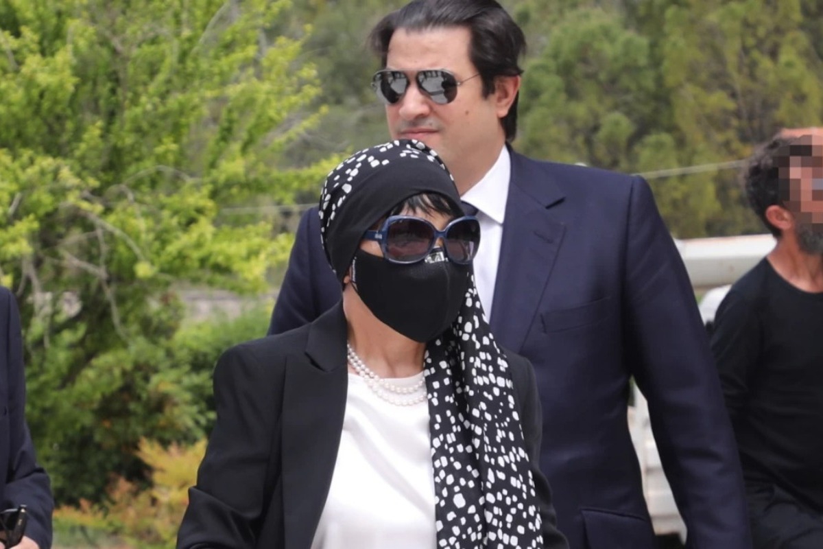 Κατιάνα Μπαλανίκα: Με καλυμμένο το πρόσωπο της στην κηδεiα του Στηβ Κακέτση