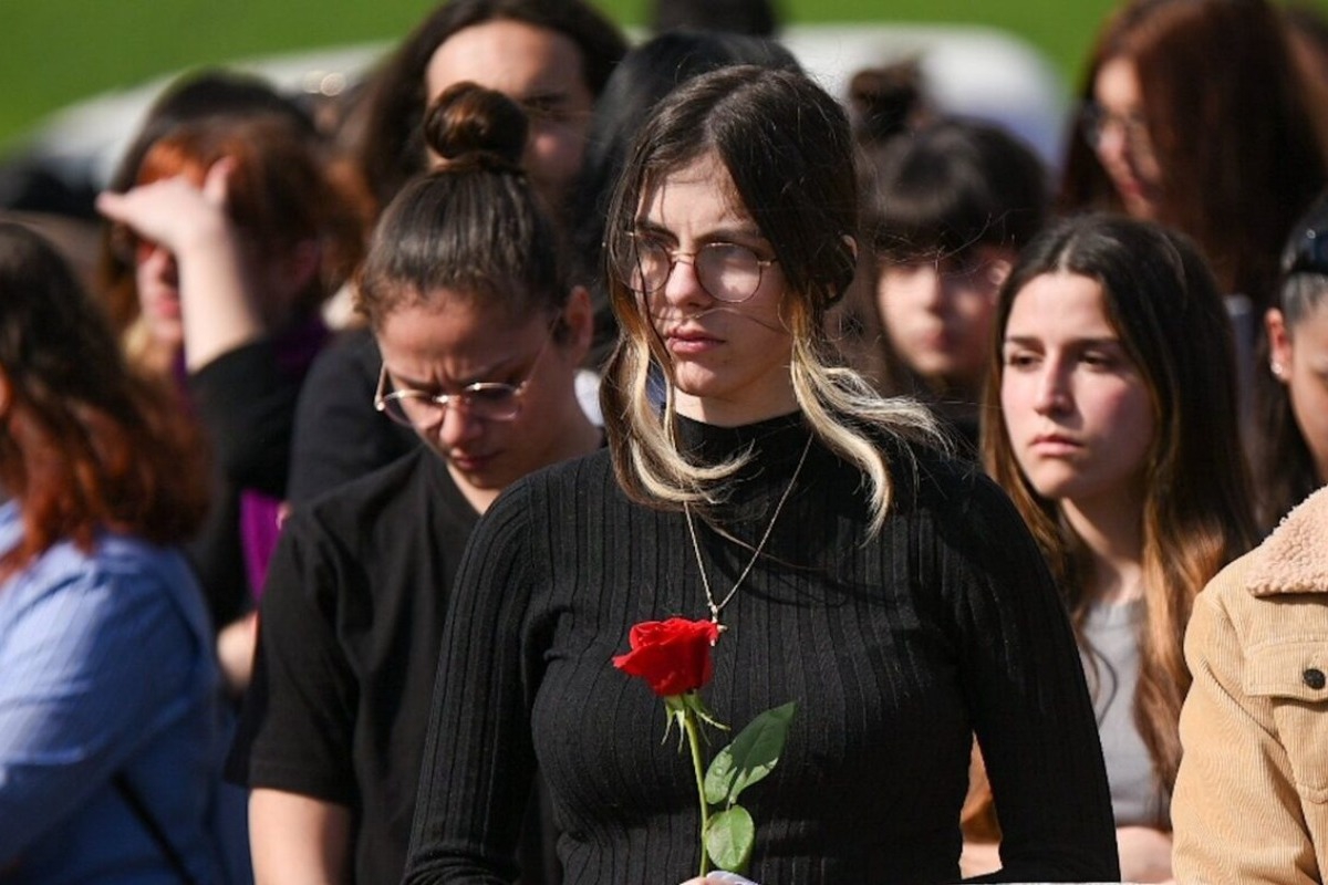 Τέμπη: Θρήνος στο ετήσιο μνημόσυνο ‑ Γέμισε με φοιτητές ο τόπος της τραγωδίας