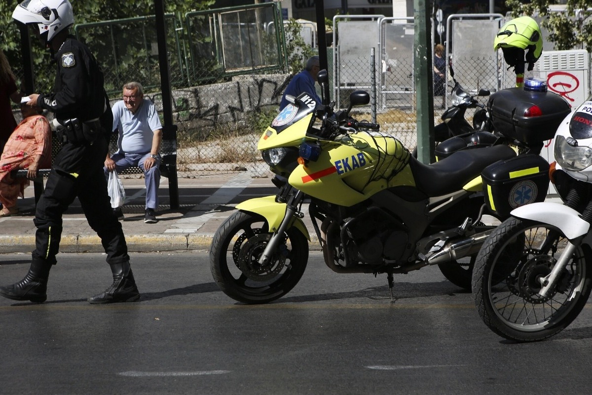 Θεσσαλονίκη: Διασώστης του ΕΚΑΒ παρασύρθηκε από όχημα ενώ επιχειρούσε σε άλλο τρoχαίο