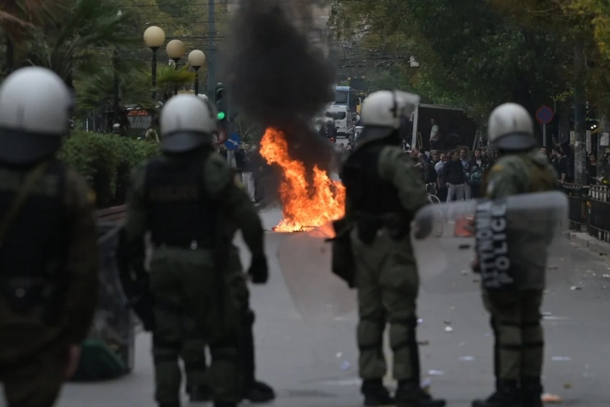 Νέος γύρος επεισοδίων στην ΑΣΟΕΕ με πέτρες και χημικά κρότου ‑ λάμψης