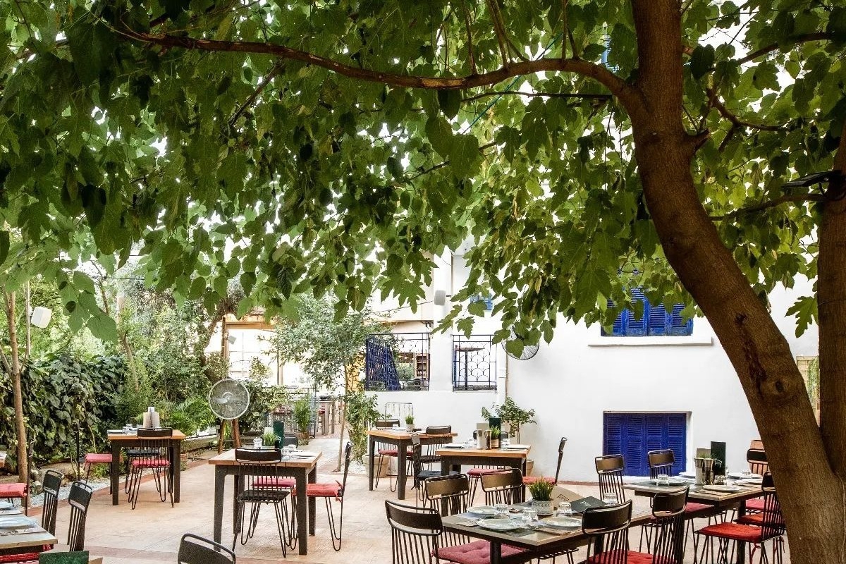 Αυτή η αυλή εστιατορίου στη Θεσσαλονίκη, ανήκε κάποτε σε ένα θρυλικό τραγουδιστή
