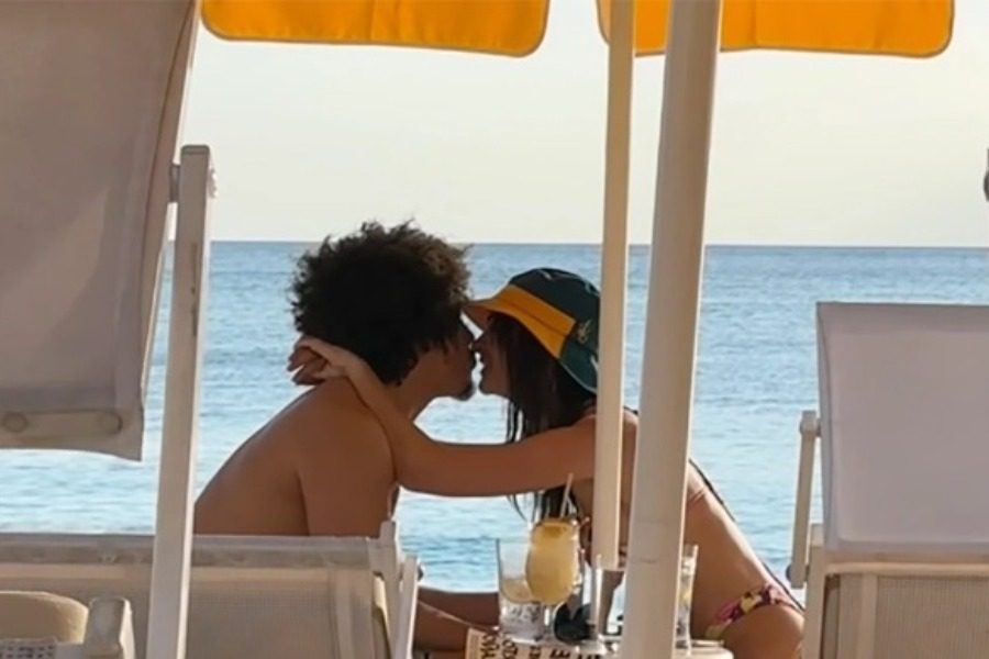 Το νέο hot ζευγάρι που φιλιέται όπου βρεθεί