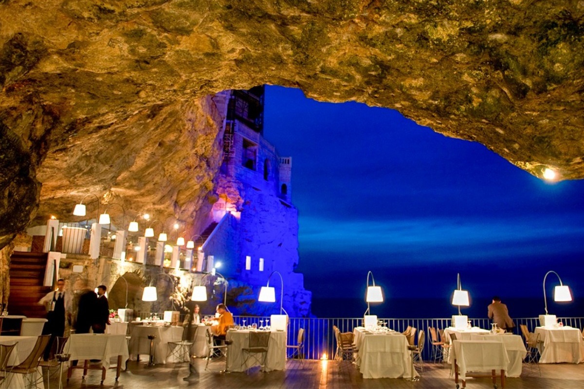 Σε αυτό το φαντασμαγορικό εστιατόριο δειπνίζεις μέσα σε σπηλιά