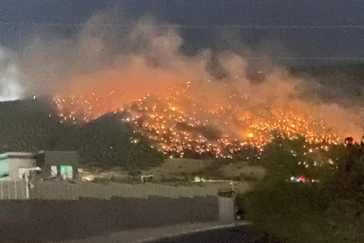 Μάχη για να περιοριστεί η φωτιά στον Ασπρόπυργο