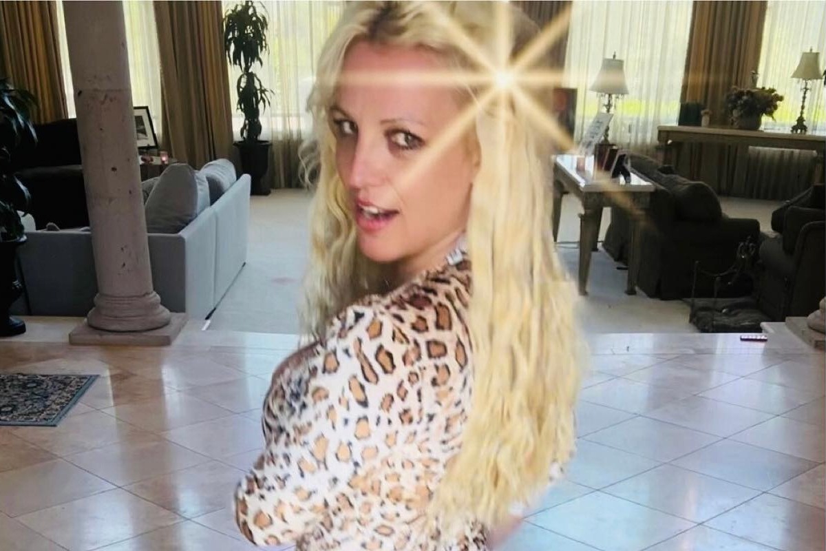 «Προκαλεί ανησυχία» η Britney Spears ‑ Χορεύει έξαλλα με ... κουζινομάχαιρα
