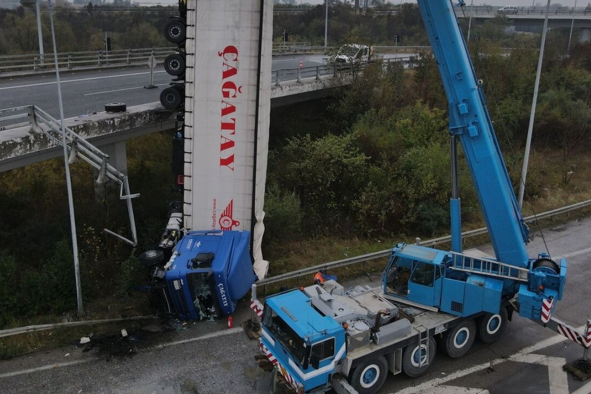 Θεσσαλονίκη: Καρέ ‑ καρέ η ανάσυρση του φορτηγού που έπεσε από γέφυρα