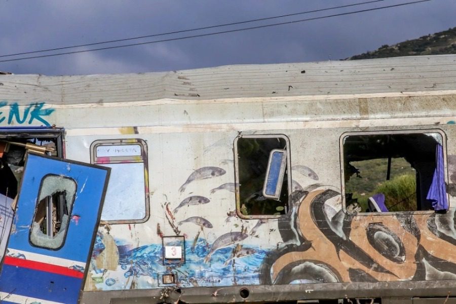 Σύγκρουση τρένων στα Τέμπη: «Λυγίσαμε όλοι όταν βρήκαμε το παιδικό κάθισμα»