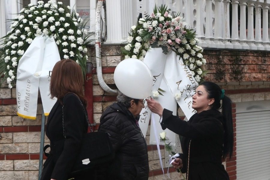 Στιγμές αρχαίου δράματος στις κηδείες των θυμάτων ‑ Κουφέτα και λευκά μπαλόνια στη μνήμη τους