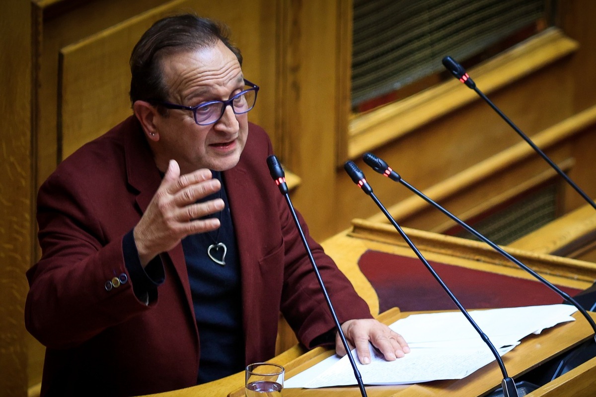 Βουλή: Διακομματικό χειροκρότημα στον Σπύρο Μπιμπίλα ‑ Έκλαιγα κρυφά, γιατί έπρεπε να κρύψω κάτι