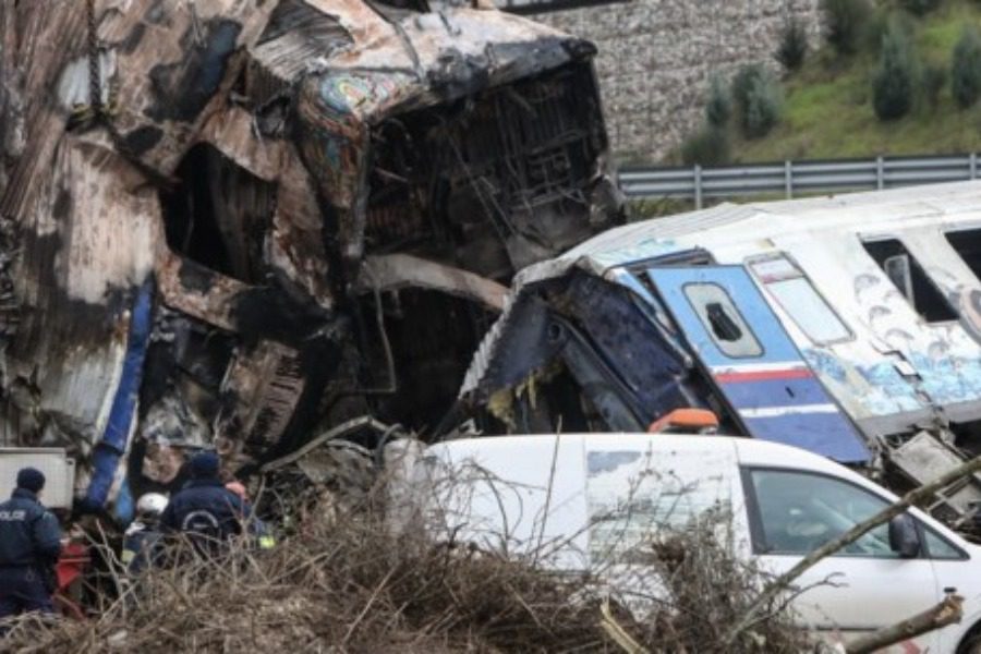 Τραγωδία στα Τέμπη: Η πρώτη αγωγή από τραυματία ‑ Ο ένας ρίχνει την ευθύνη στον άλλον