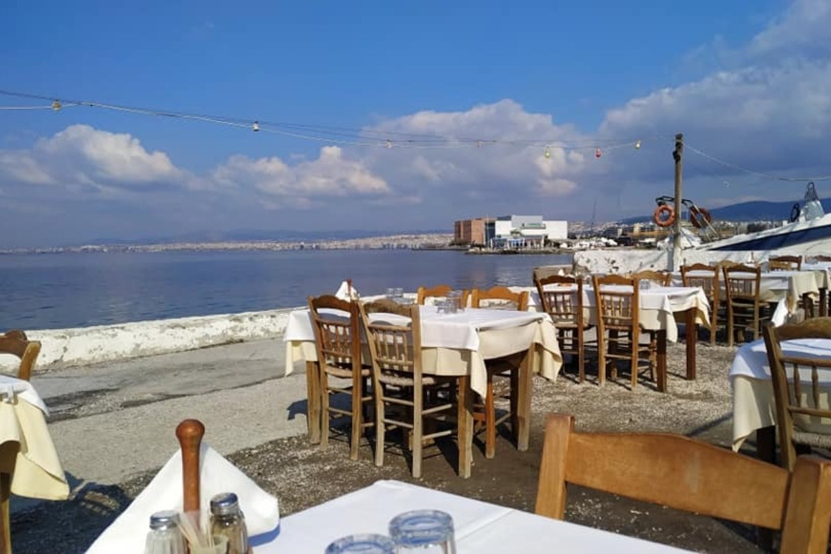 3 ουζάδικα κοντά στη Θεσσαλονίκη, μπροστά στη θάλασσα