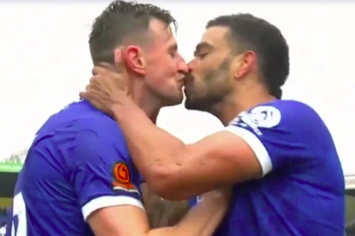 Με φιλί στο στόμα πανηγύρισαν παίκτες ποδοσφαιρικής ομάδας κι έγιναν viral