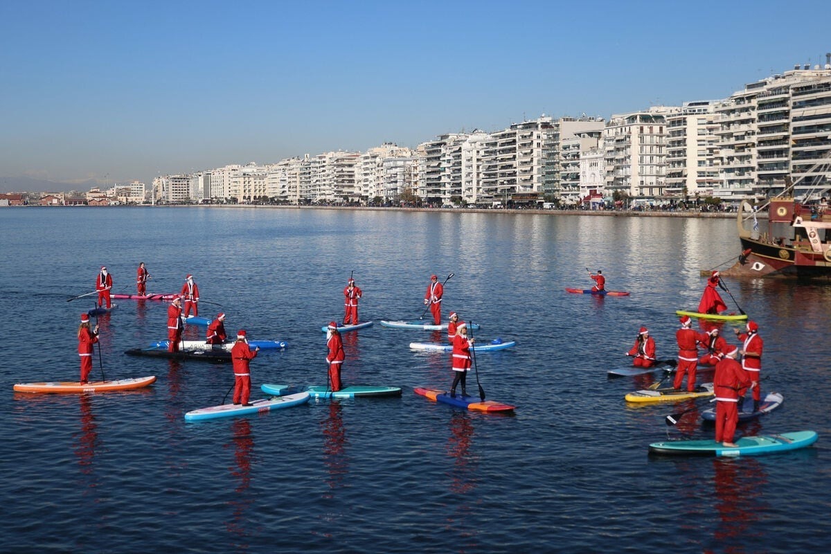 Υπερθέαμα στη Θεσσαλονίκη: 30 Αγιοι Βασίληδες έκαναν SUP στον Θερμαϊκό
