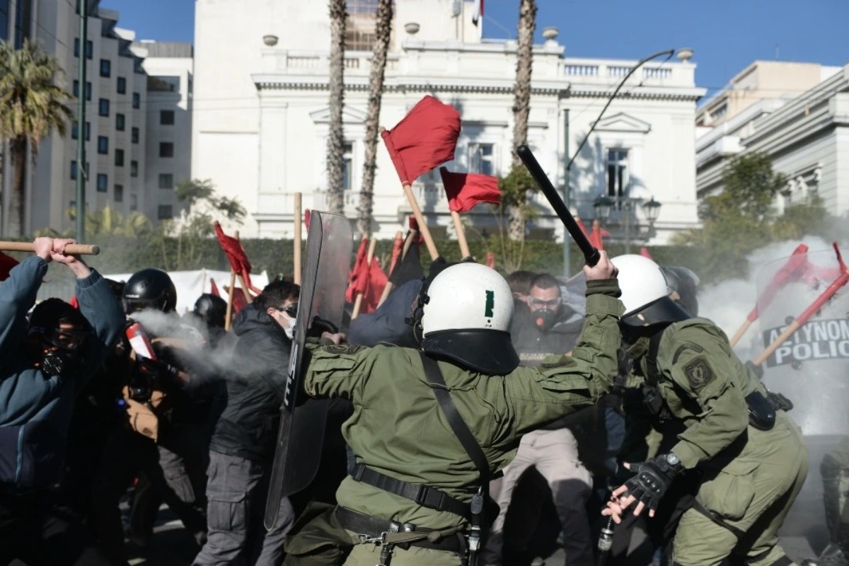 Επεισόδια σε Βουλή και Εξάρχεια στο συλλαλητήριο ‑ Συγκρούσεις διαδηλωτών με την Αστυνομία