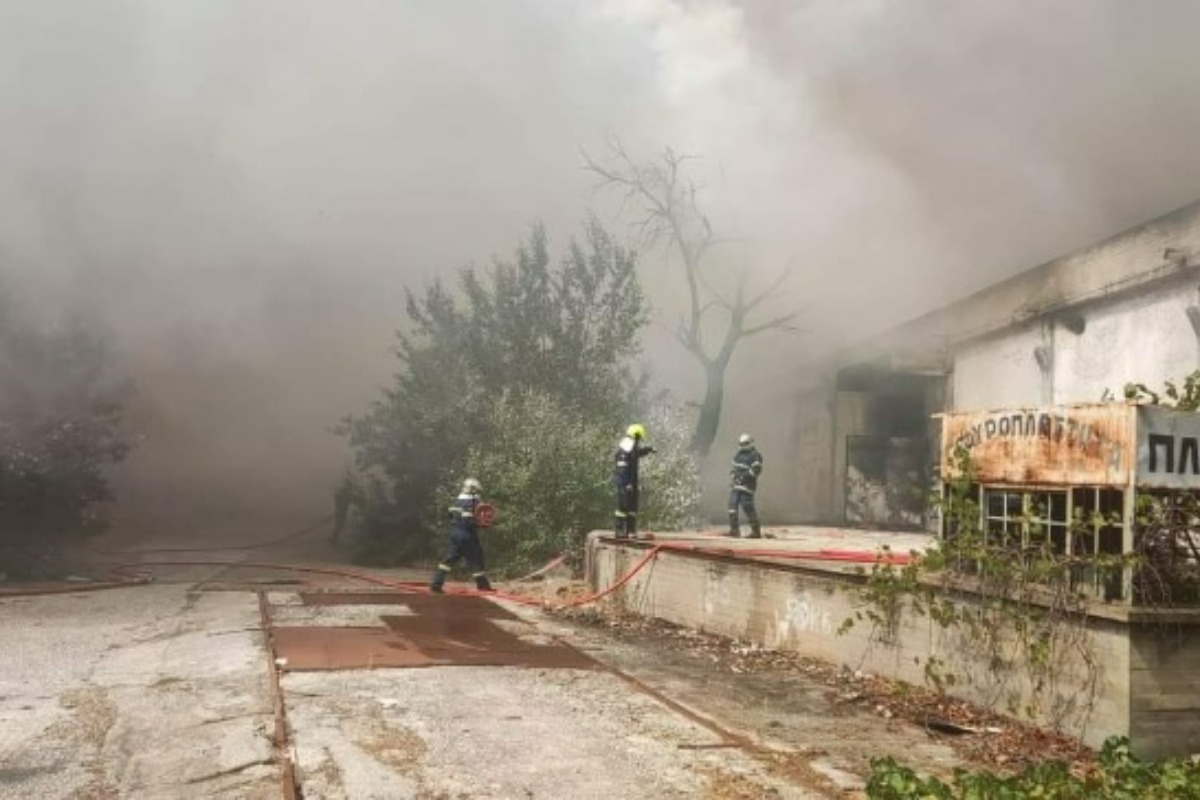 Φωτιά σε εγκαταλελειμμένο εργοστάσιο στην Κομοτηνή: Πυκνοί καπνοί «σκέπασαν» την πόλη – Μήνυμα του 112
