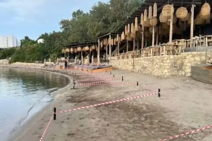 Ρόδος: Σφραγίστηκε τελικά το beach bar με τις ξαπλώστρες μέσα στη θάλασσα