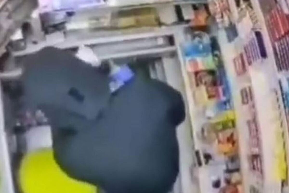 Κατερίνη: Ανδρας σπρώχνει με δύναμη ανήλικο και τον «πετάει» σε ράφια περιπτέρου ‑ Δείτε βίντεο