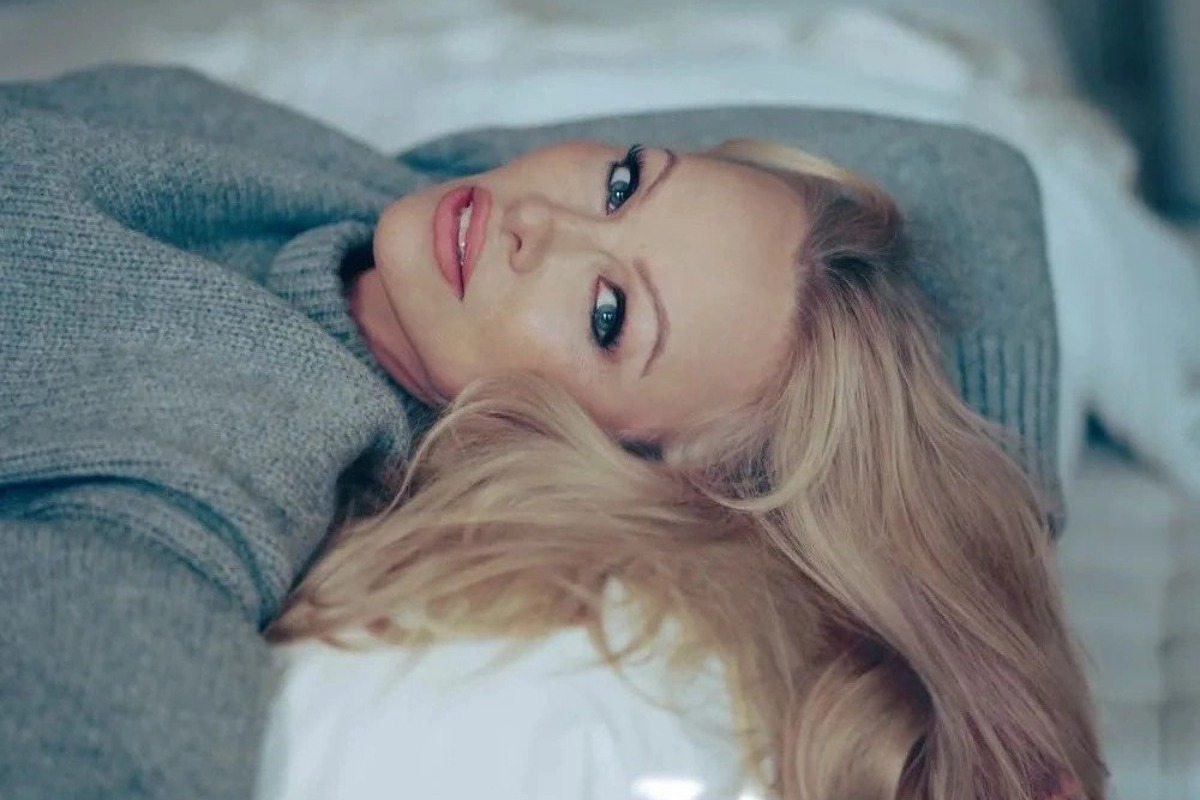 Η Pamela Anderson ποζάρει χωρίς ίχνος μακιγιάζ στα 56 της και οι fans την αποθεώνουν