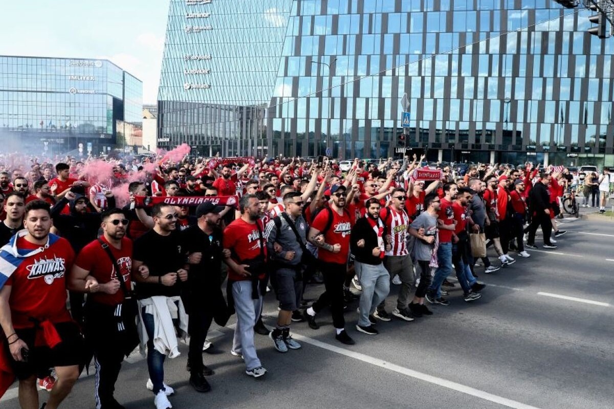 «Κόκκινο» το Κάουνας: Οι οπαδοί του Ολυμπιακού πλημμύρισαν τους δρόμους