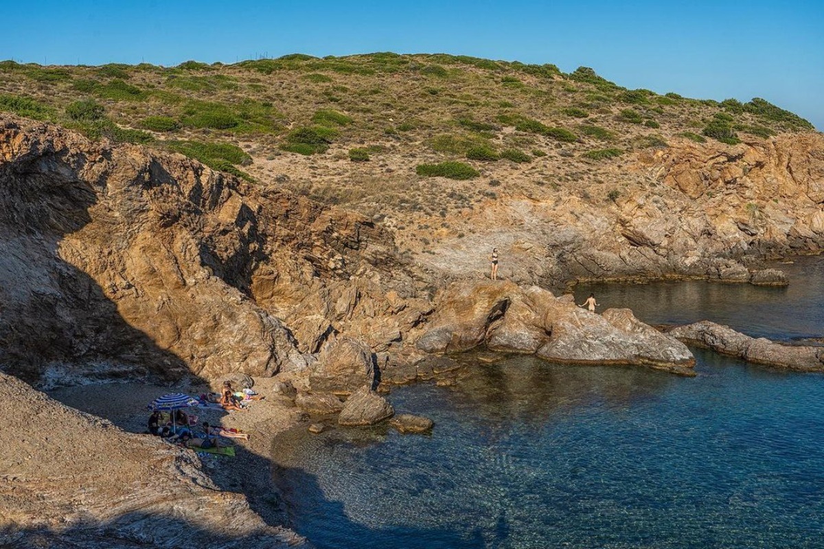 6 απομακρυσμένες παραλίες στην Αττική για να χαθείς από τους φίλους σου αυτό το σουκού