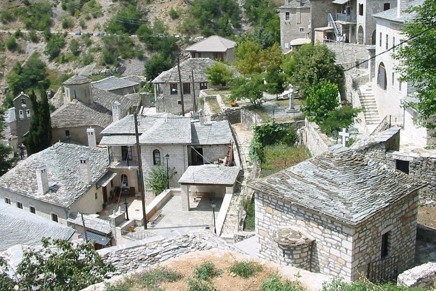 Το χωριό Συρράκο που είναι γαντζωμένο από τα βράχια, έχει τα ωραιότερα πέτρινα σπίτια