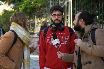Χριστουγεννιάτικο Μπες στο Πλάνο: Εσύ ανοίγεις όταν σου χτυπάνε για κάλαντα;