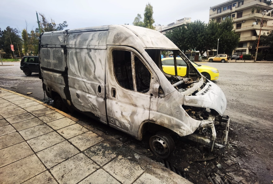Ζωγράφου: Νεαροί έκαψαν αυτοκίνητα στην Πανεπιστημιούπολη ‑ Δείτε φωτογραφίες