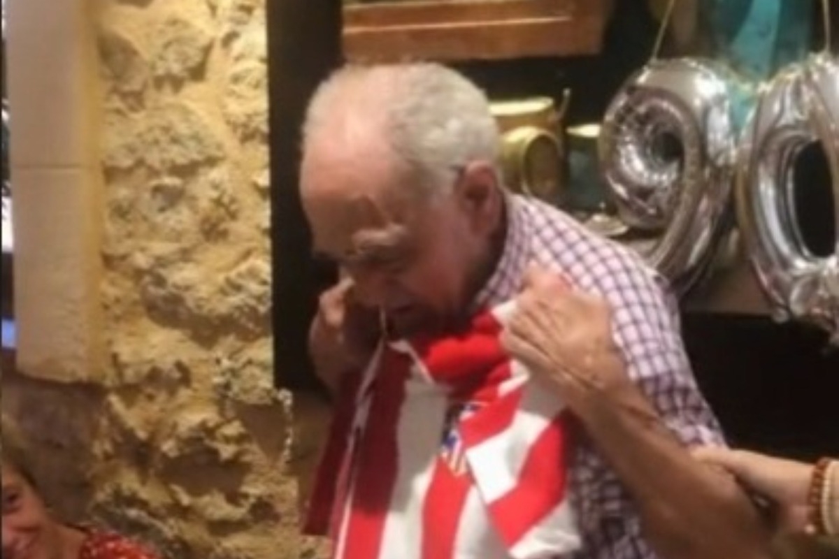 90χρονος οπαδός της Ατλέτικο Μαδρίτης ξεσπά σε κλάματα συγκίνησης όταν παίρνει δώρο φανέλα της ομάδας του