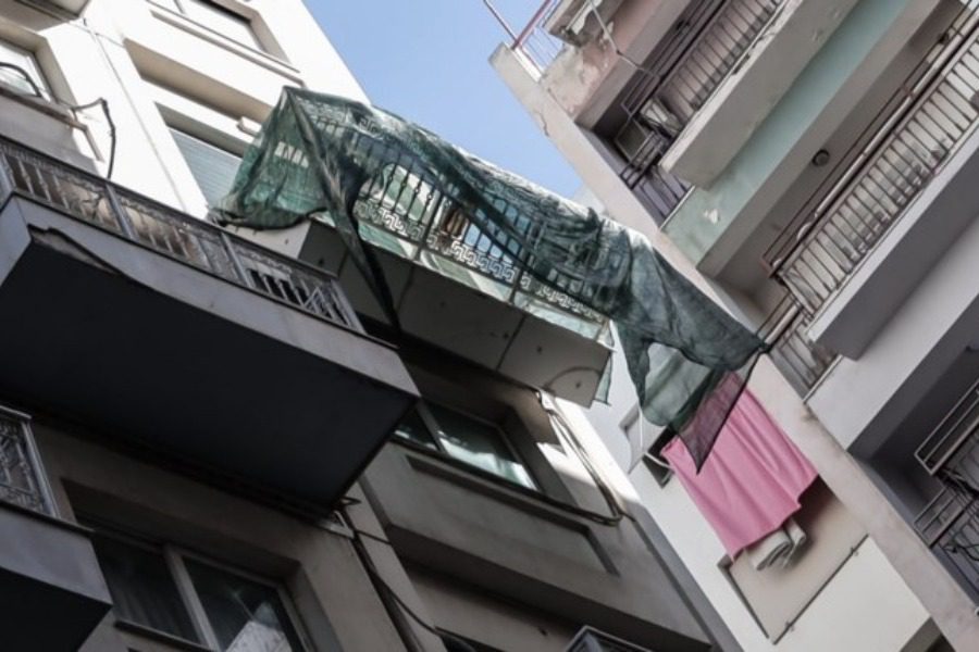 Τύλιξαν με ύφασμα το μπαλκόνι στη Συγγρού, δήθεν για προστασία