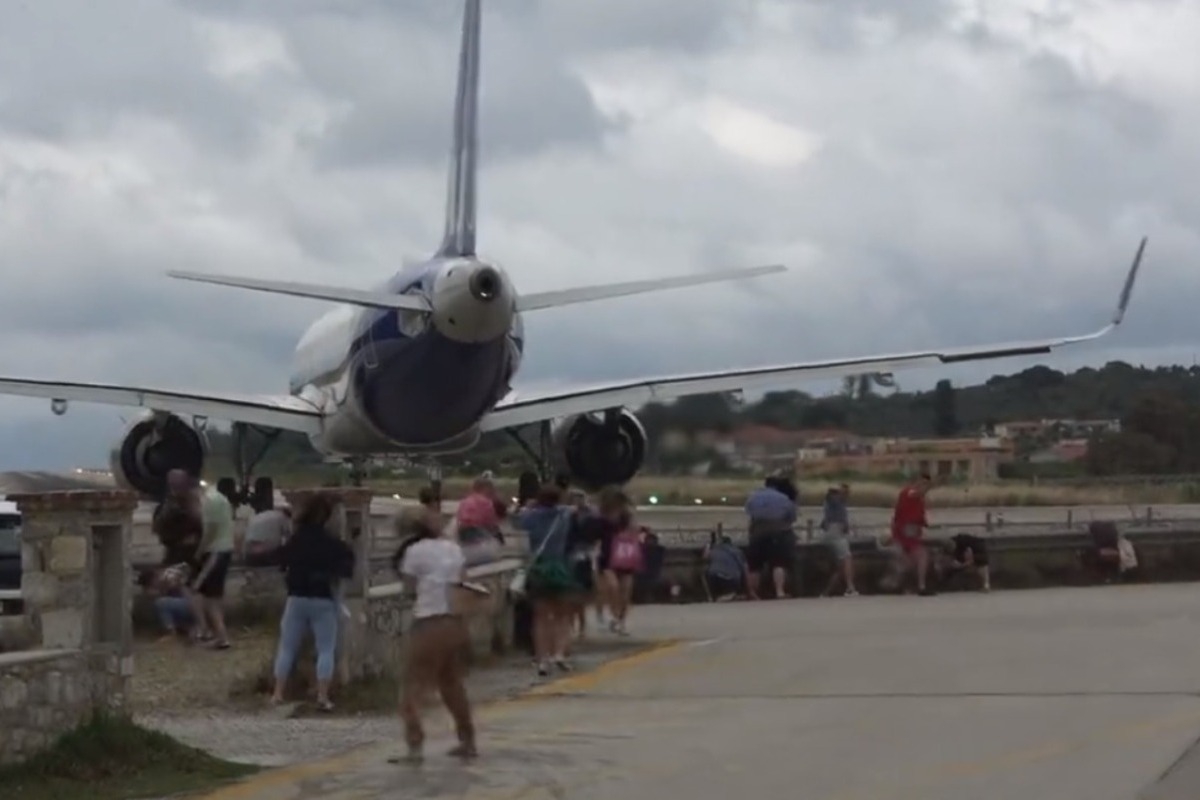 Σκιάθος: Αεροπλάνο της SAS απογειώνεται και «σηκώνει στον αέρα» όσους το βιντεοσκοπούν