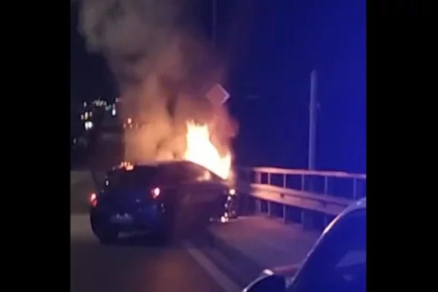 Βίντεο σοκ: Αστυνομικοί απεγκλώβισαν λιπόθυμο οδηγό από φλεγόμενο όχημα στην Πέτρου Ράλλη