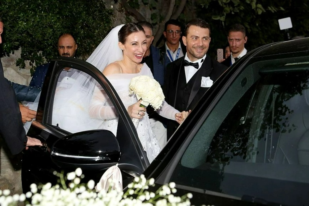 Γιώργος Αγγελόπουλος: Παντρεύτηκε τη Δήμητρα Βαμβακούση ‑ Δείτε φωτογραφίες και βίντεο