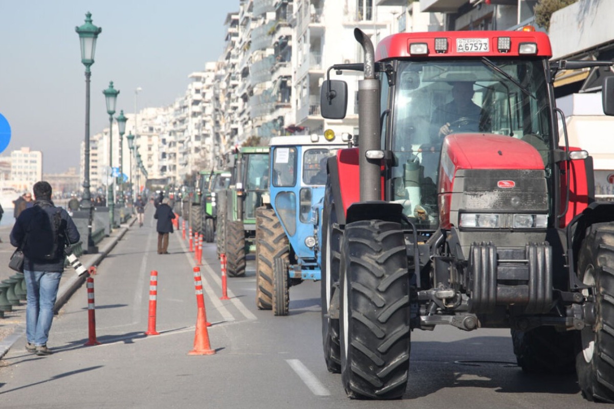 Θεσσαλονίκη: Εκατοντάδες τρακτέρ μπήκαν στην πόλη με μαύρες σημαίες και ένα φέρετρο